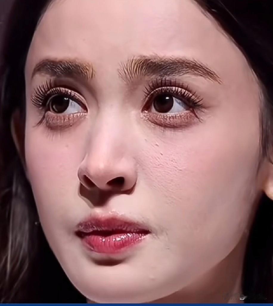 哇，这脸蛋精致得真的让人无法自拔啊，而且在无美颜滤镜的高清镜头下，一个30多岁的