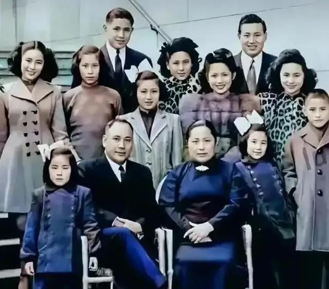 1947年，上海滩最后的贵族，大资本家郭标全家福，子女们衣着讲究，颜值比过明星。