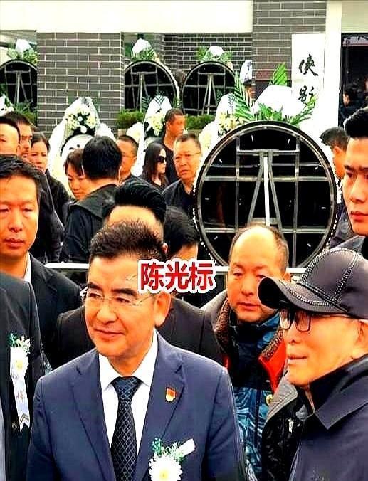 梁小龙的灵堂，撕开了江湖情义的遮羞布：结怨的周星驰送来花圈，“25块车费”的至交