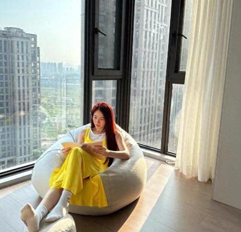 我家装修那会儿，我媳妇非要买个“实木大茶几”，说亲戚家都有，气派。结果住进去三年