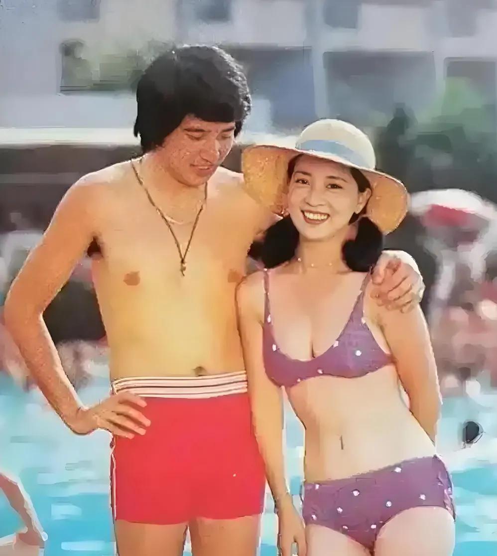 我还以为秦汉身边的女人是林青霞呢！原来是我看花了眼，秦汉身边戴着草帽，穿泳装的女