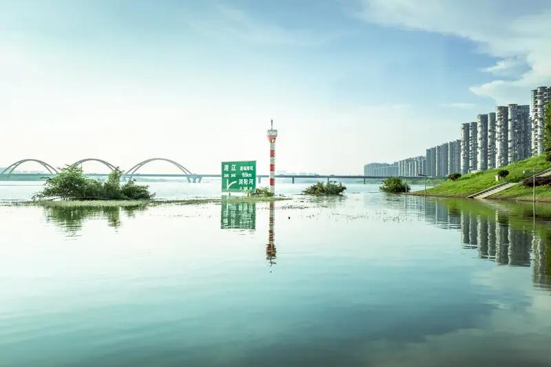 今年湖南防汛形势严峻，主要是多方面因素导致的。从气候方面看，极端降雨天气增多，降