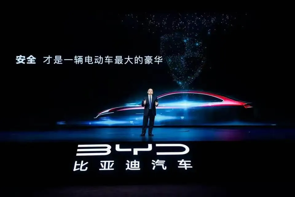 官宣兜底才几天就撞车？比亚迪这波“真金白银”的操作，彻底把车企的底裤扒光了！