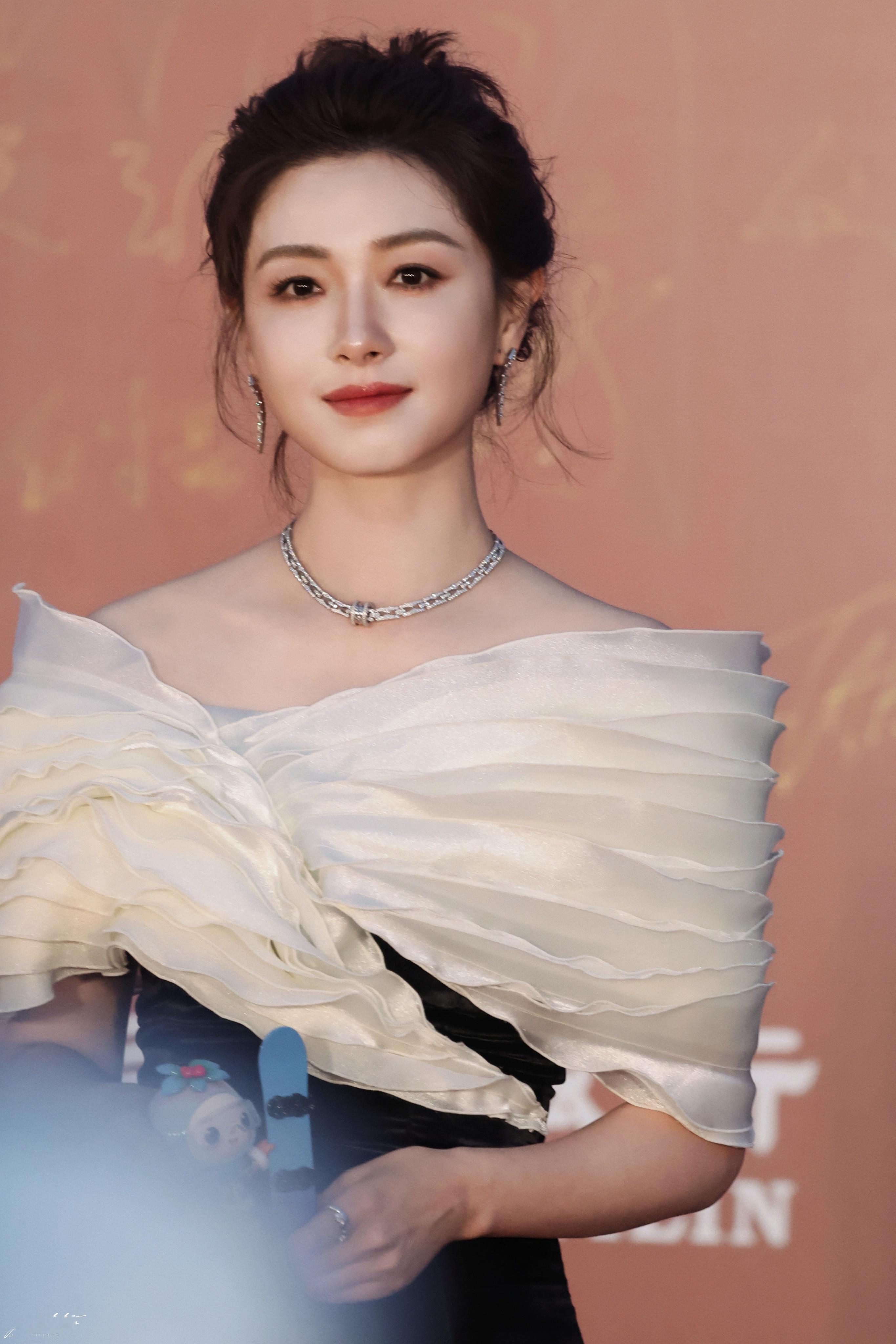 万茜✨黑白撞色鱼尾礼服🎤，层叠立体肩纱勾勒温婉轮廓。​