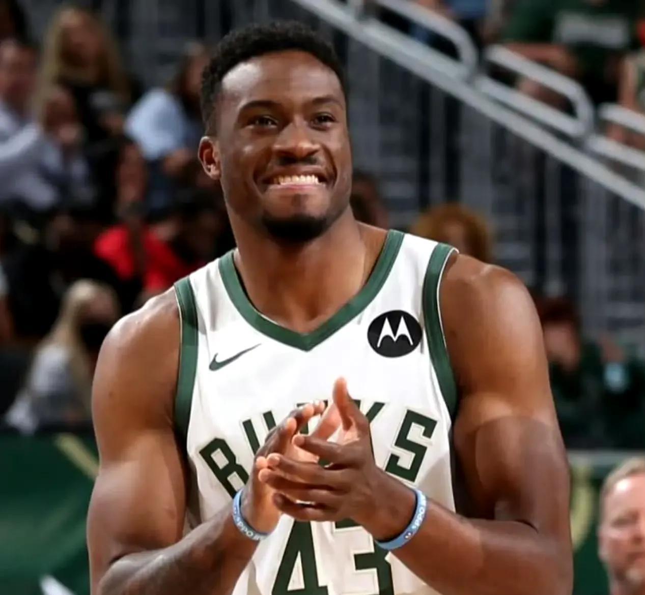 一位无需证明自己的球员，NBA最大关系户！字母哥若确定留队，雄鹿将续约他哥萨纳西