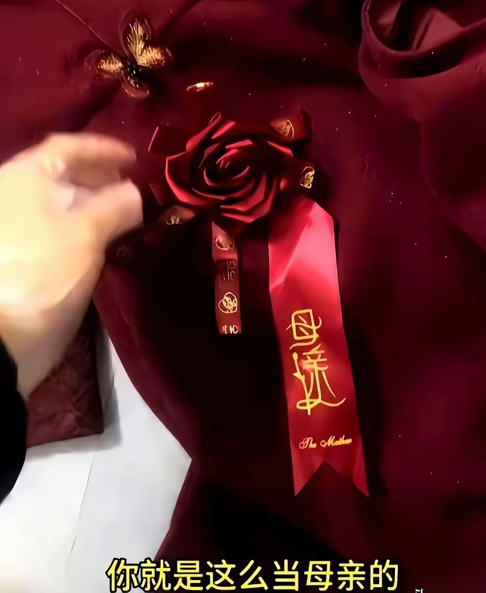 湖北武汉，一个退货包裹刚拆开。商家拿起那件“喜婆婆”礼服，一眼就看到胸口别着的