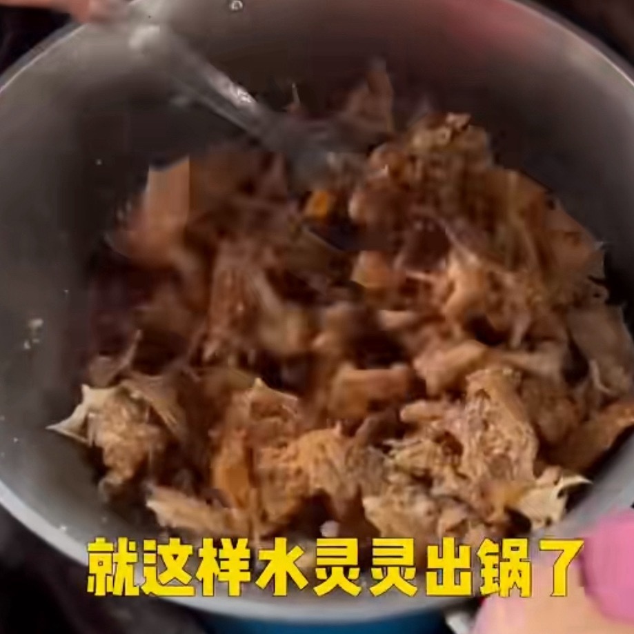 二手炸鸡你看看这小众美食我听都没听过别人啃过剩下的鸡骨头先洗一遍残留口水再用葱