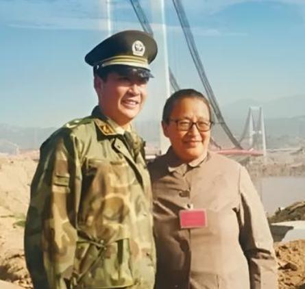 1996年，李讷来到三峡，意外得知刘源也在此工作，立刻欣喜地提出想见一面，刘源闻