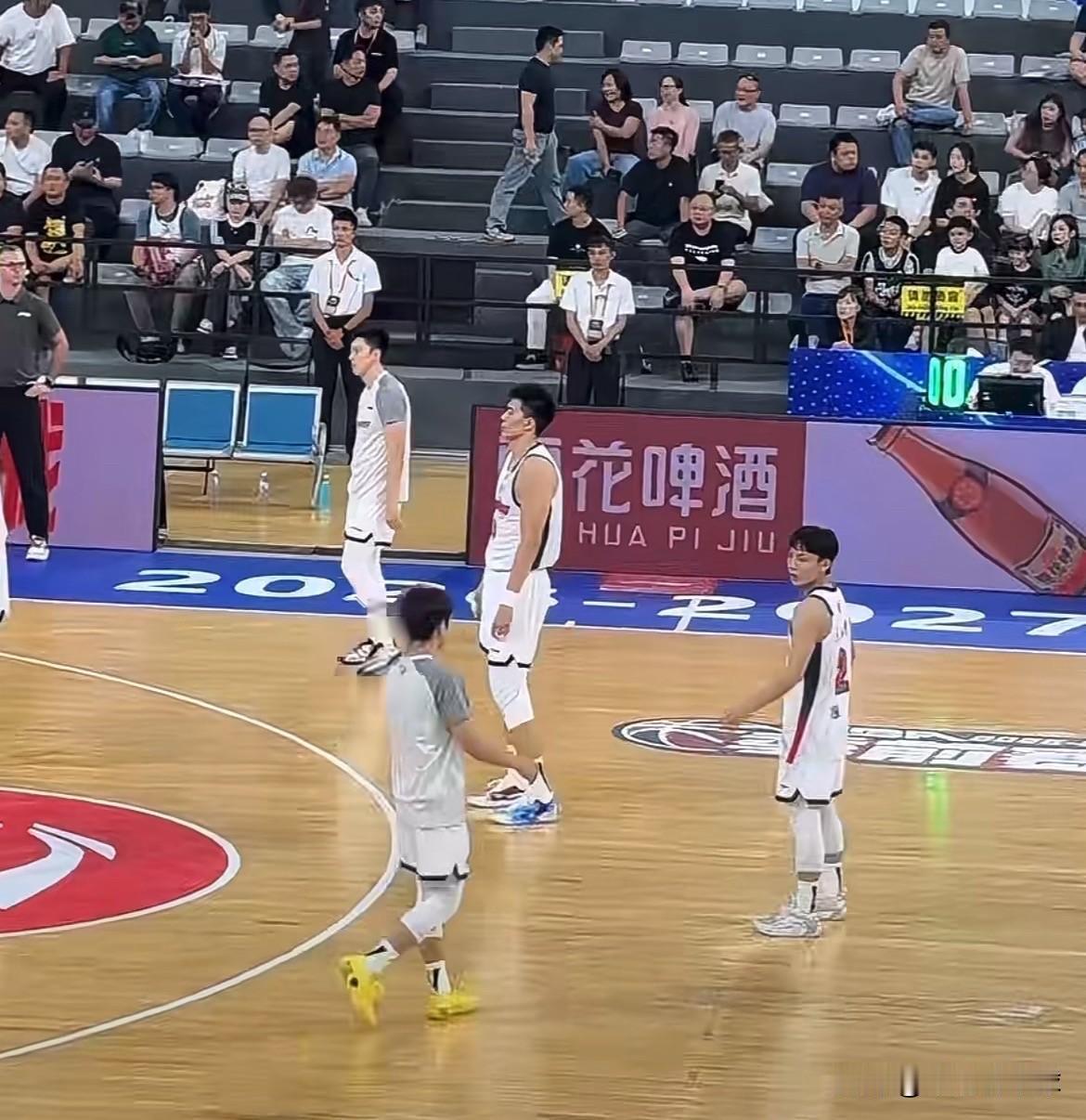 广东男篮季前赛两连败；问题出在哪里？近日，CBA季前赛汕头站开启，广东男篮分别