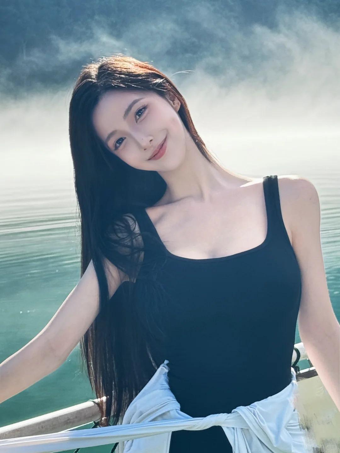 北京兼职模特小美女，风骨潜沉于肌理深处，不张扬却自带曜然穿透力，将“潜韧含灵、温