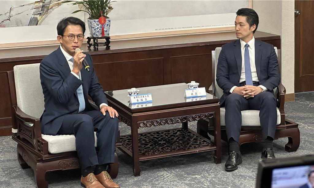 黄国昌造势开始了，刚改脸书页往前冲，今又与蒋万安同框拉家常，一切来得不寻常。黄国