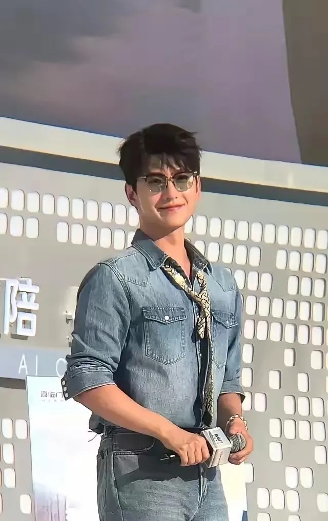 红的代价就是变得不像原来的自己不信你们看杨洋就是个例子先看看以前的杨