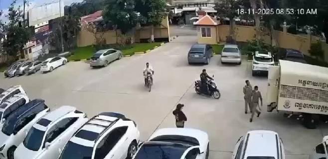 神秘女子偷运武器，囚犯法院开枪袭警潜逃。11月18日，柬埔寨柴桢省法院发生一起