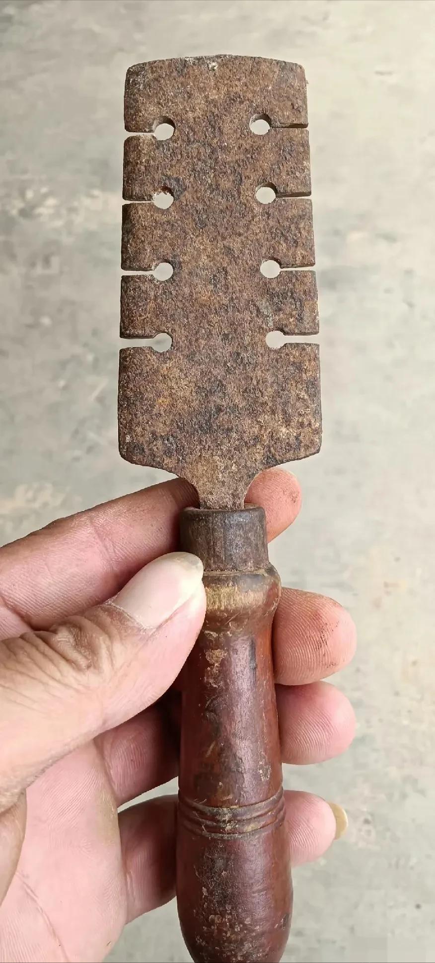 有没有那么一瞬间，你发现自己真的老了？我今天就有这感觉。翻出个老物件，拿去问年