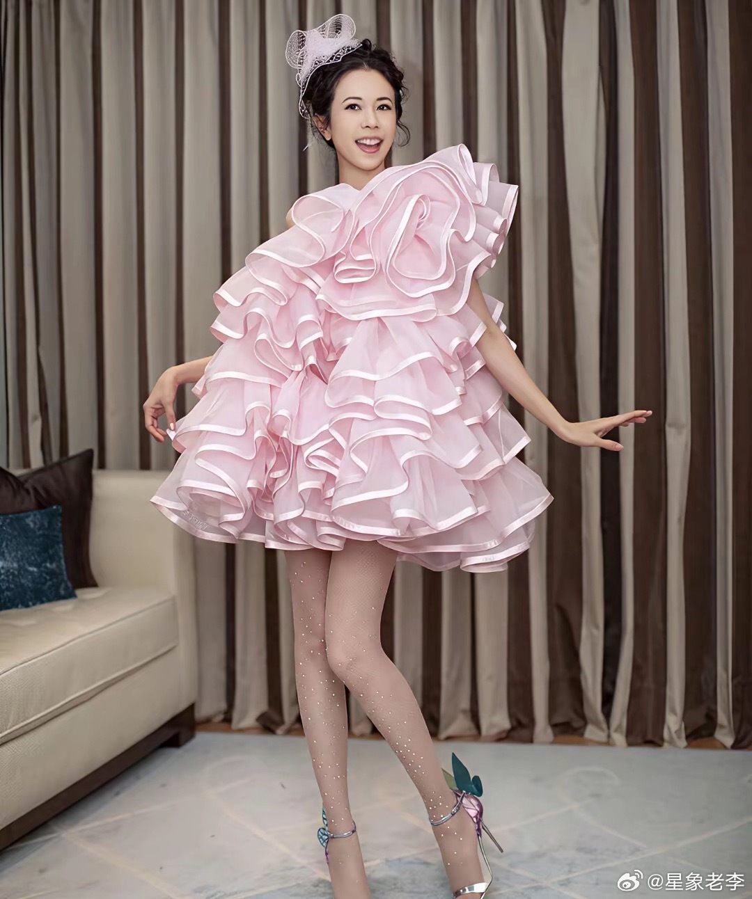 莫文蔚的审美永远大胆又出挑，纤细身材把这套造型稳稳撑住，这造型真的赢麻了。美女莫
