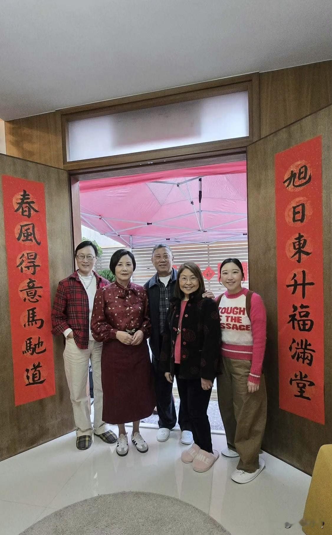 汪明荃新年在家中招待客人，虽然是豪宅，但露台阳台外摆放的伸缩雨棚、塑料凳和折叠桌