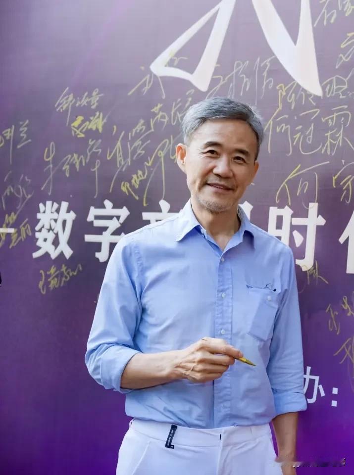 王石这个新造型是不是太油腻了？本来头顶秃秃的王石老爷子，看起来像钢铁直男。现