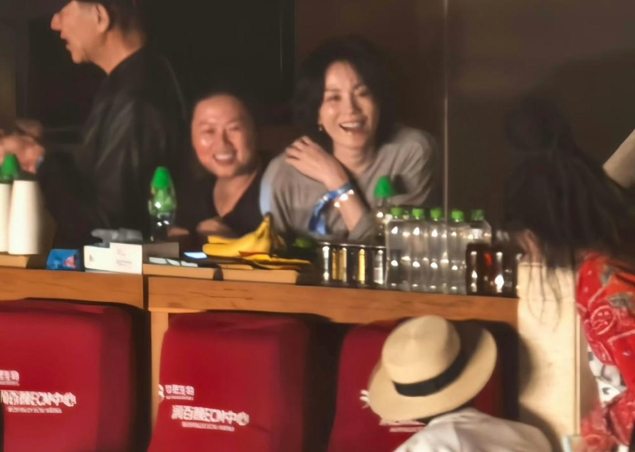 那英：哎，老王，看见你了！别躲，把手举起来！王菲：行了行了，看见没。那英：瞧