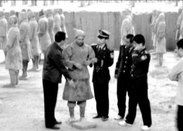 2006年，一位阿姨正在参观秦始皇兵马俑。突然她大喊：兵马俑眼睛在动！这声惊叫瞬