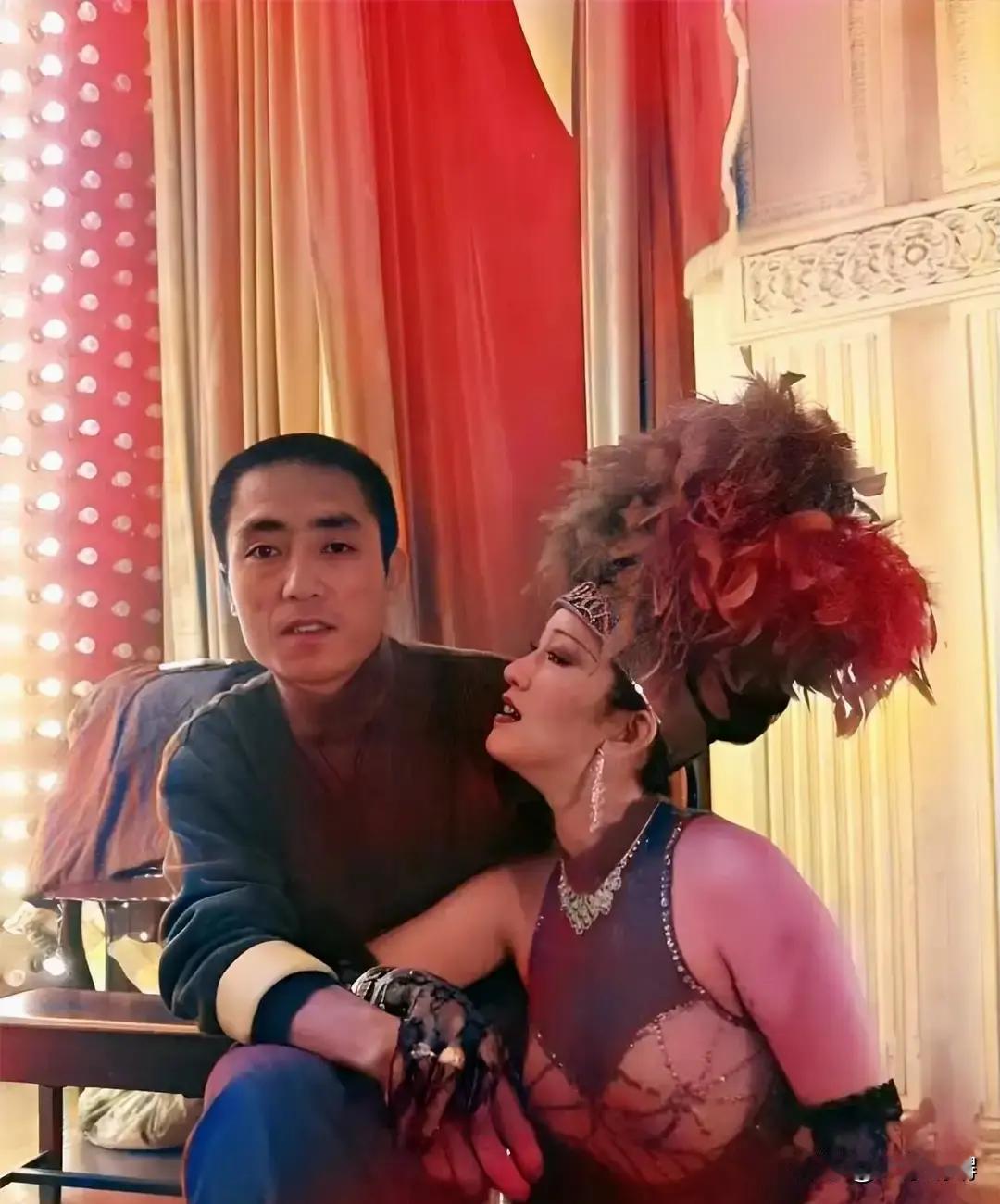 不是表演，是献祭。巩俐最近聊张艺谋，用了这个词。张艺谋要的从来不是演技，是把