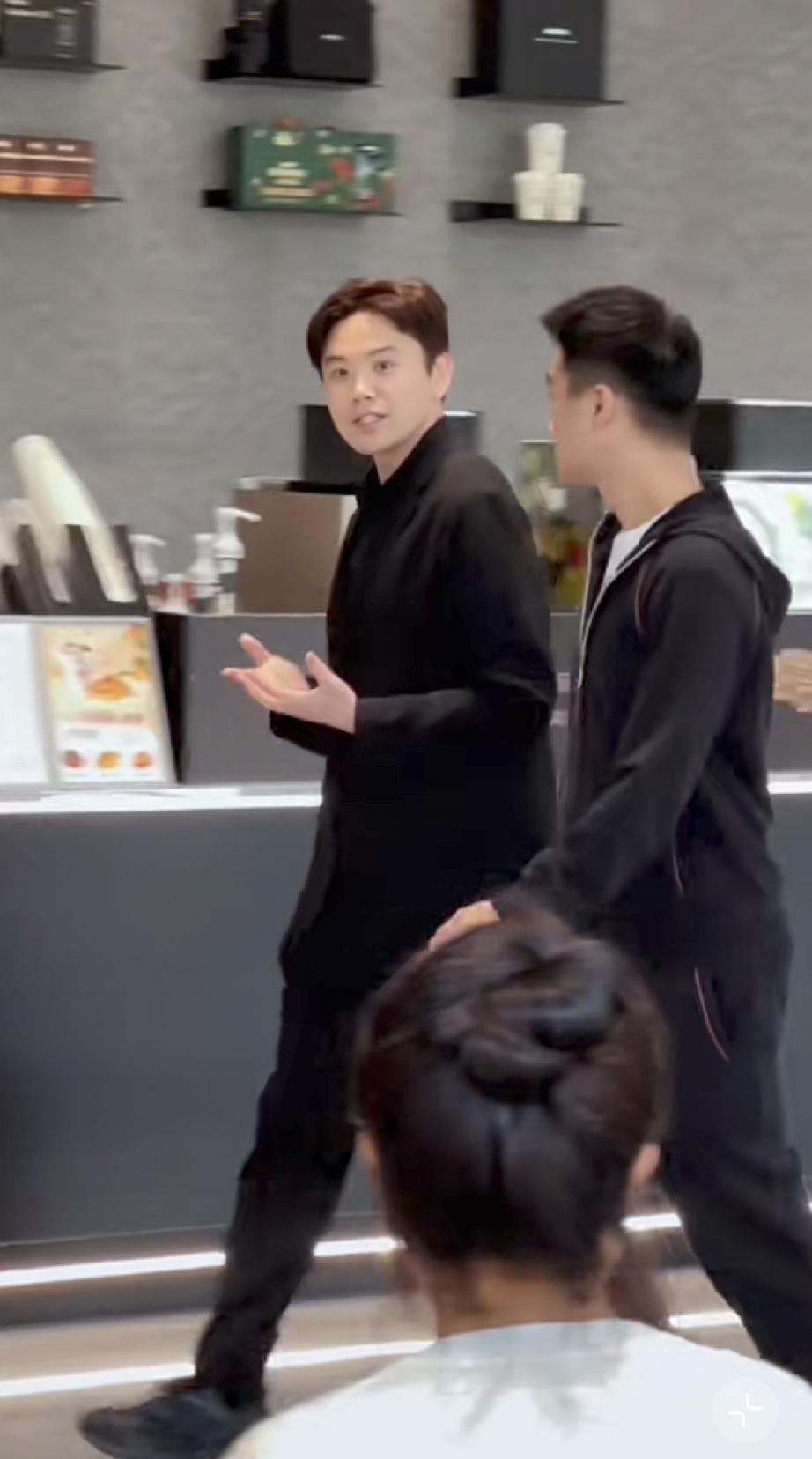 5月13日，追觅CEO俞浩与何猷君同框，俞浩太有个性了，在介绍产品时竟然激动到双