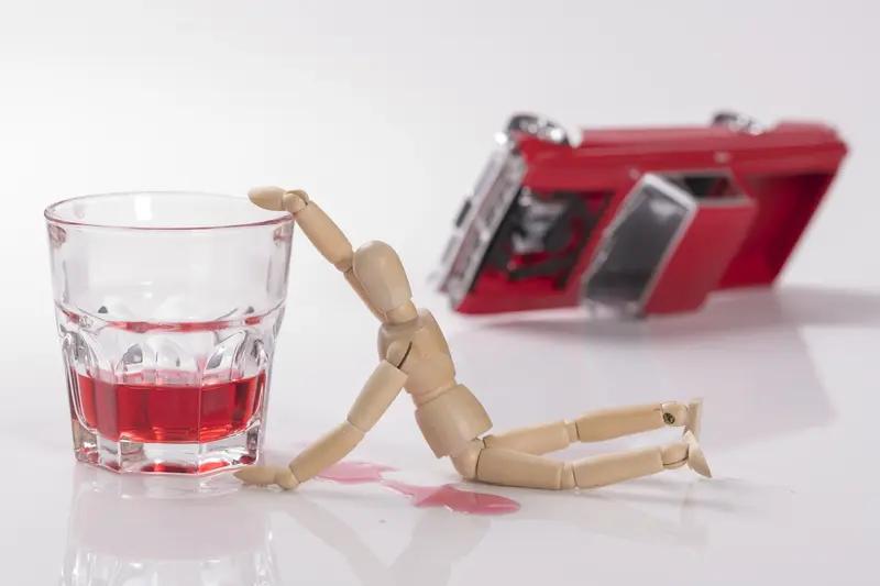 喝酒是否有利于健康，这得分情况看。小酌怡情，少量饮酒或许有点好处。比如每天喝一小