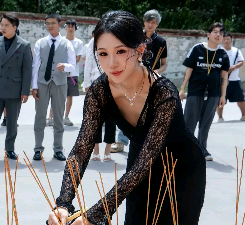 72小时杀青！小马云当男主还安排了吻戏？咱实打实说，当年靠撞脸马云爆火的范小勤，现在成年直接跑去横店
