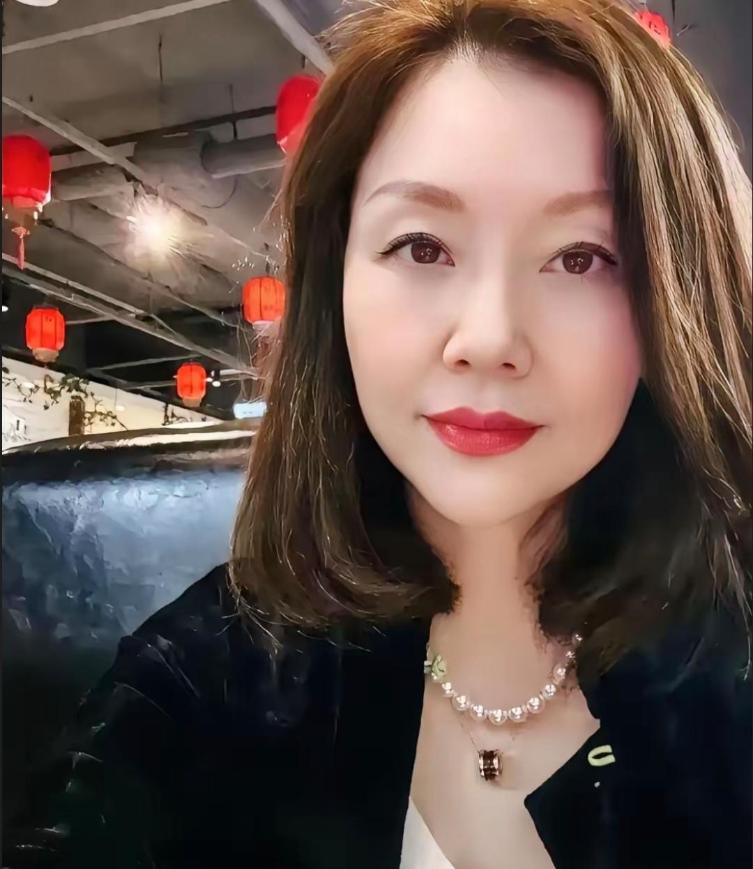 小黎今年55岁，找了个比她大8岁男的住一起，没办结婚证。亲戚总说闲话，觉得她白帮