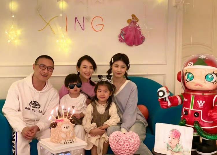 场景：醒宝10岁生日那天晚上，汪峰关掉手机，蹲在女儿面前，平视她。汪峰：醒