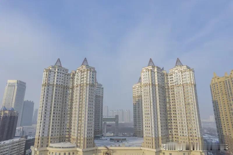 哈尔滨楼市还是挺抗跌了。哈尔滨楼市的表现超过了很多人的预计。在很多人刻板印象