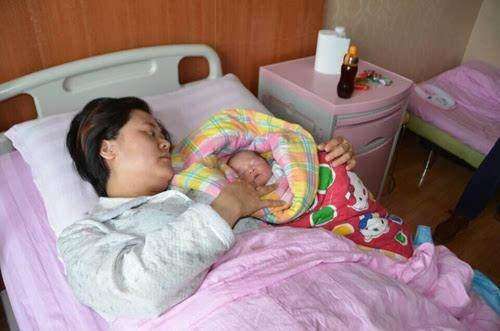 产妇要给孩子喂奶, 婆婆却坚持不允许, 护士了解原委后点赞