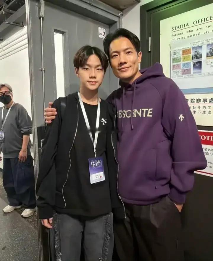 丁子高带着13岁的儿子丁进诺前来为杨千嬅妈妈加油打气。镜头前，丁进诺身穿简约T恤