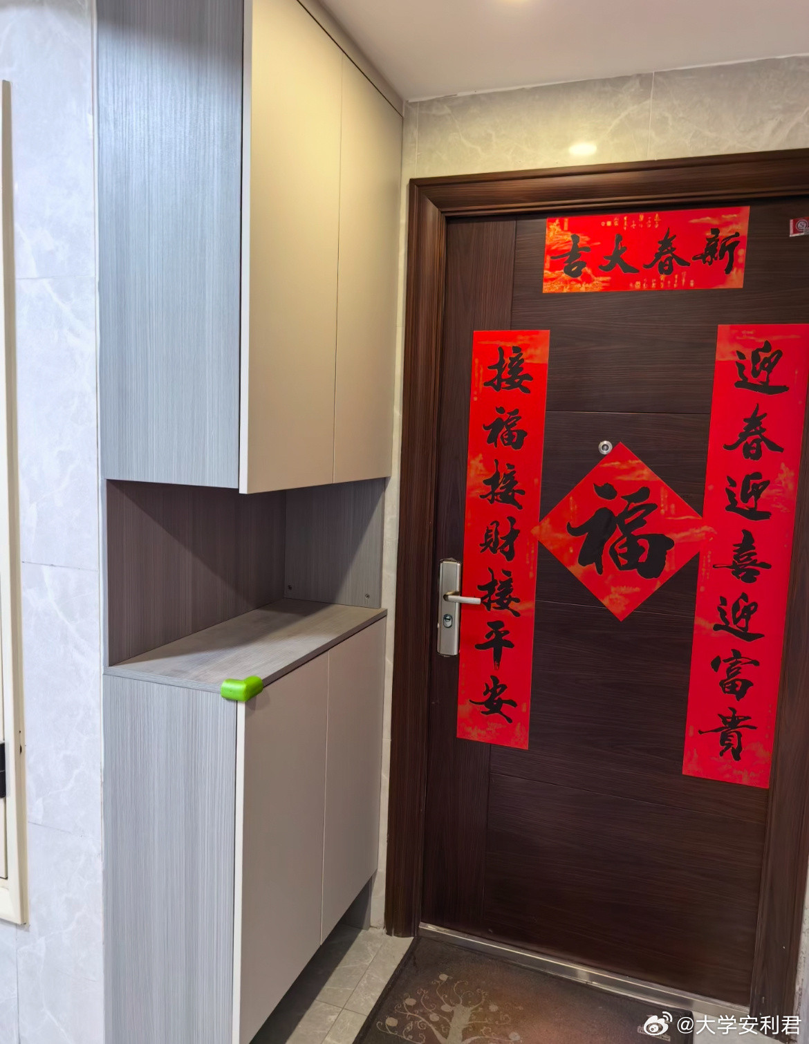 邻居在公摊面积内打了个固定的鞋橱