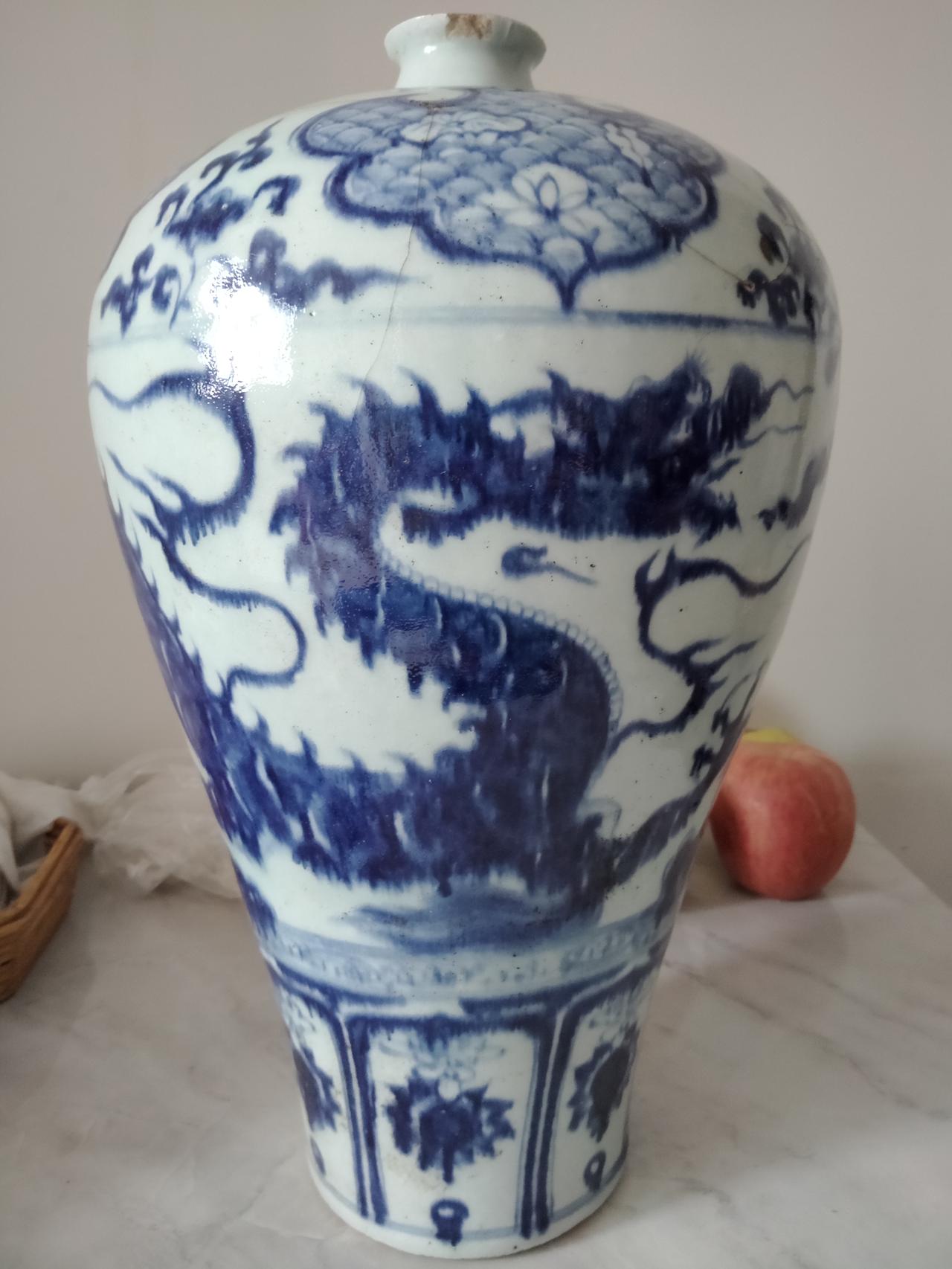 此件梅瓶青花发色蓝艳，画工技术娴熟，龙画的活灵活现，凶猛异常。釉水肥厚，窑温高导