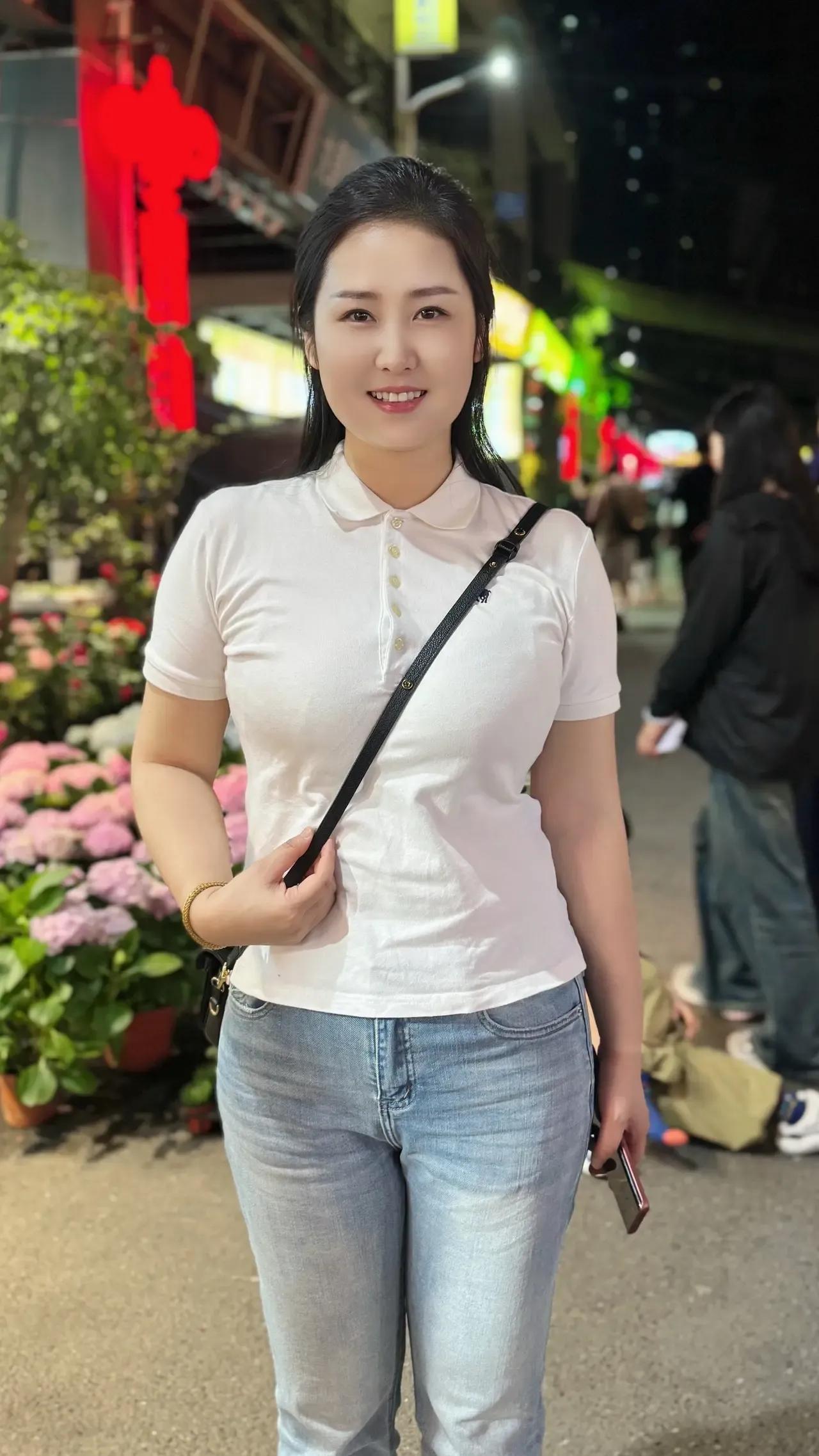 街拍好身材美女们（系列21）微胖和苗条身材哪个更迷人？女人拍照摆什么姿势好