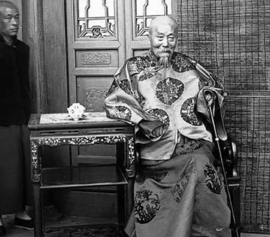 1847年，李鸿章说：“国土这么大，新疆就不要了！”左宗棠火了：“160万平方公