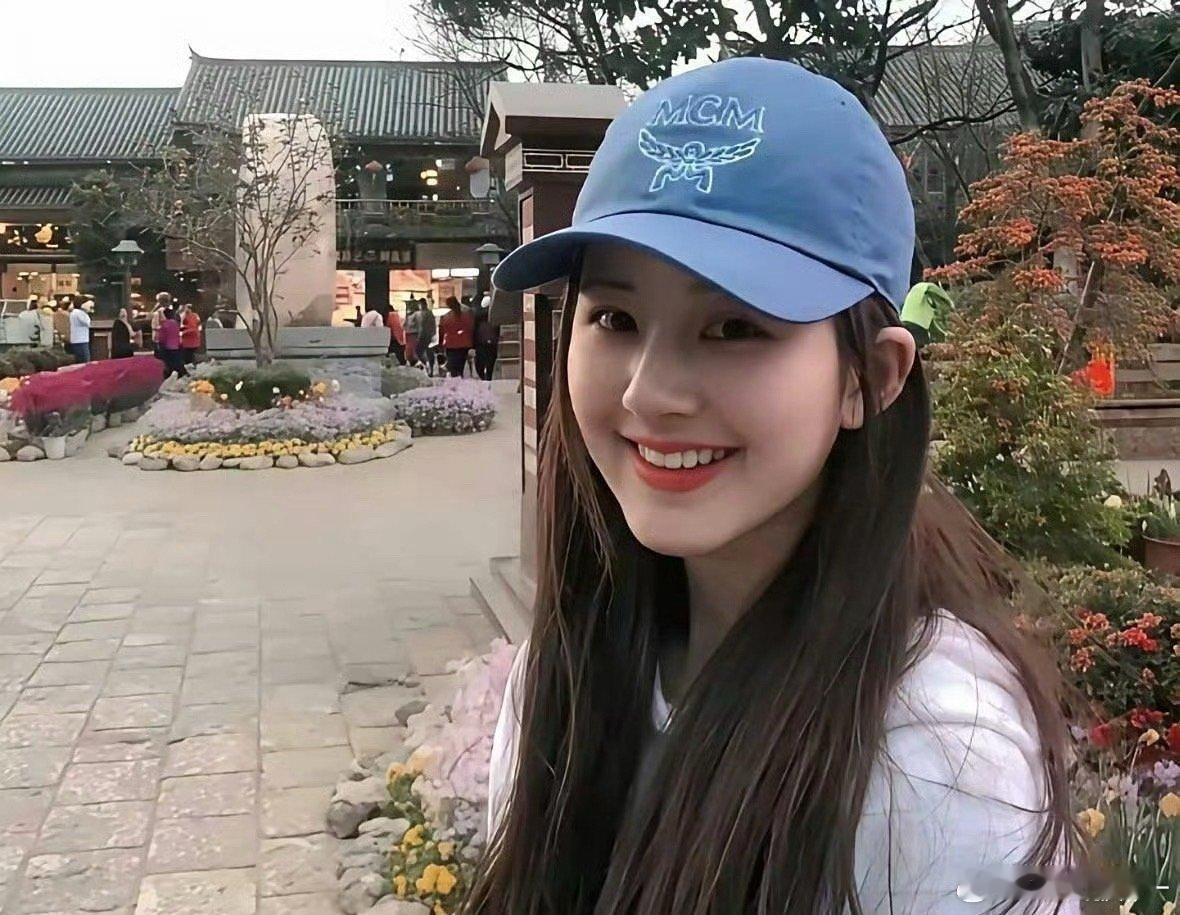 赵露思的小学毕业照，看看能认出哪个是她？