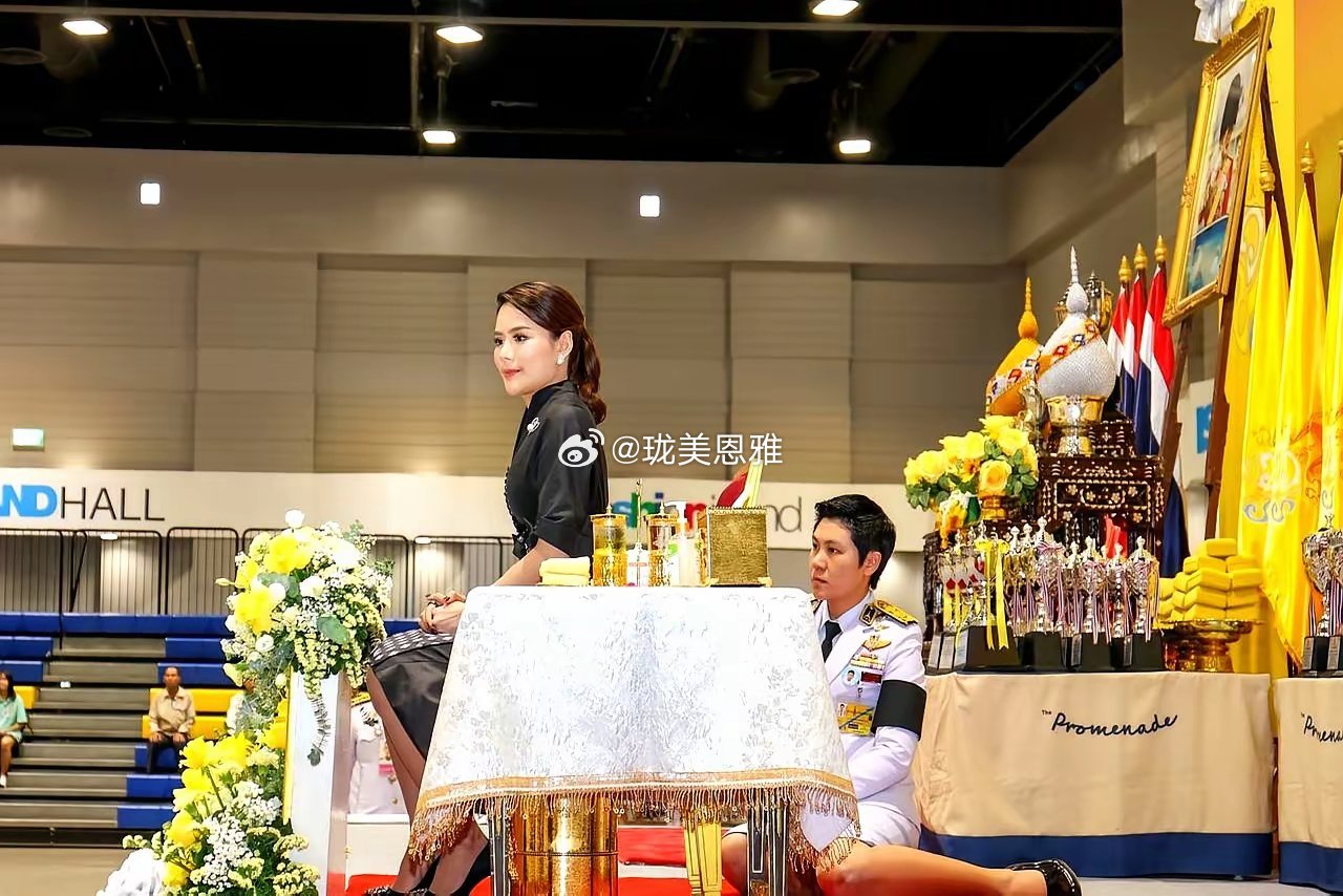 泰王前脚刚带王后去法国后脚就给90后宠妃欧拉弄单独安排了公务让她独自亮相藤球锦标