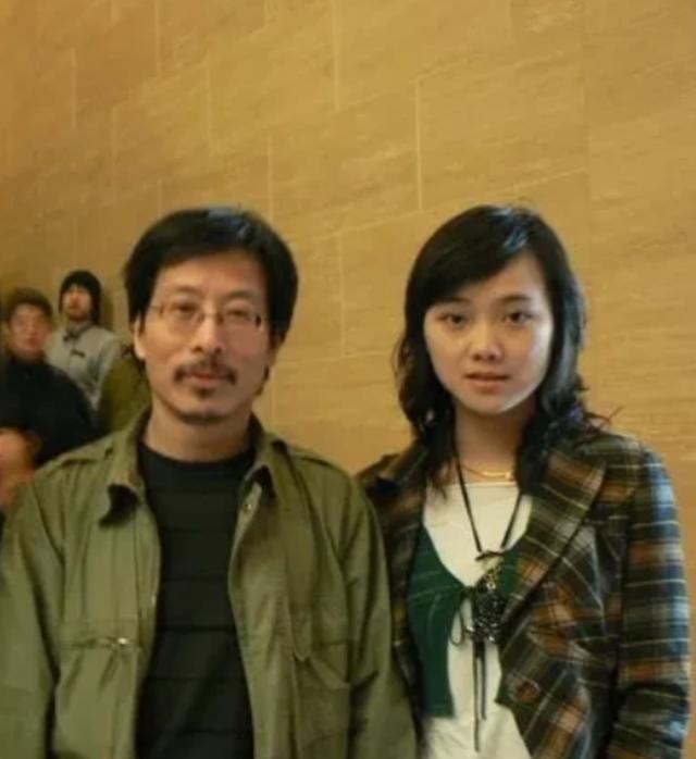 2015年，罗敏跟画家冷军离婚了。朋友问她：“你老公有钱有名，也没啥不良嗜好，这