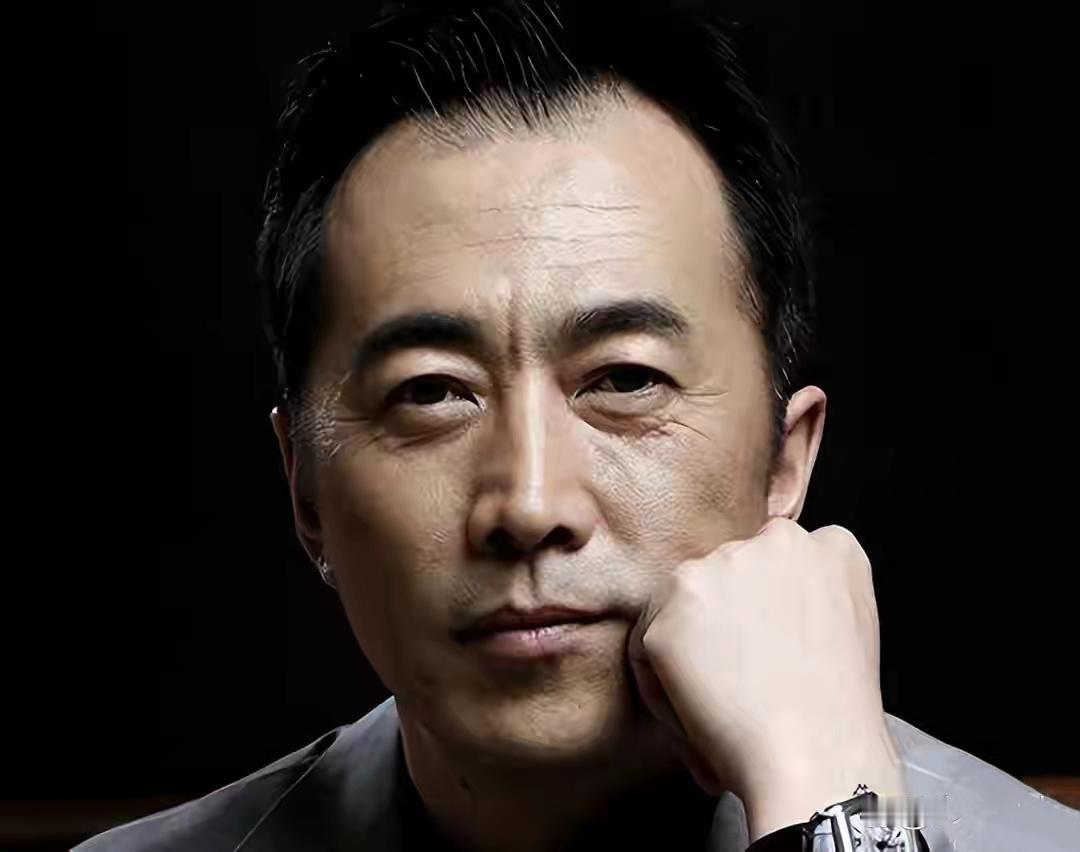 64岁郑晓宁：戏里演英雄，戏外活成自己的光老戏骨郑晓宁64了，还在剧组泡着。