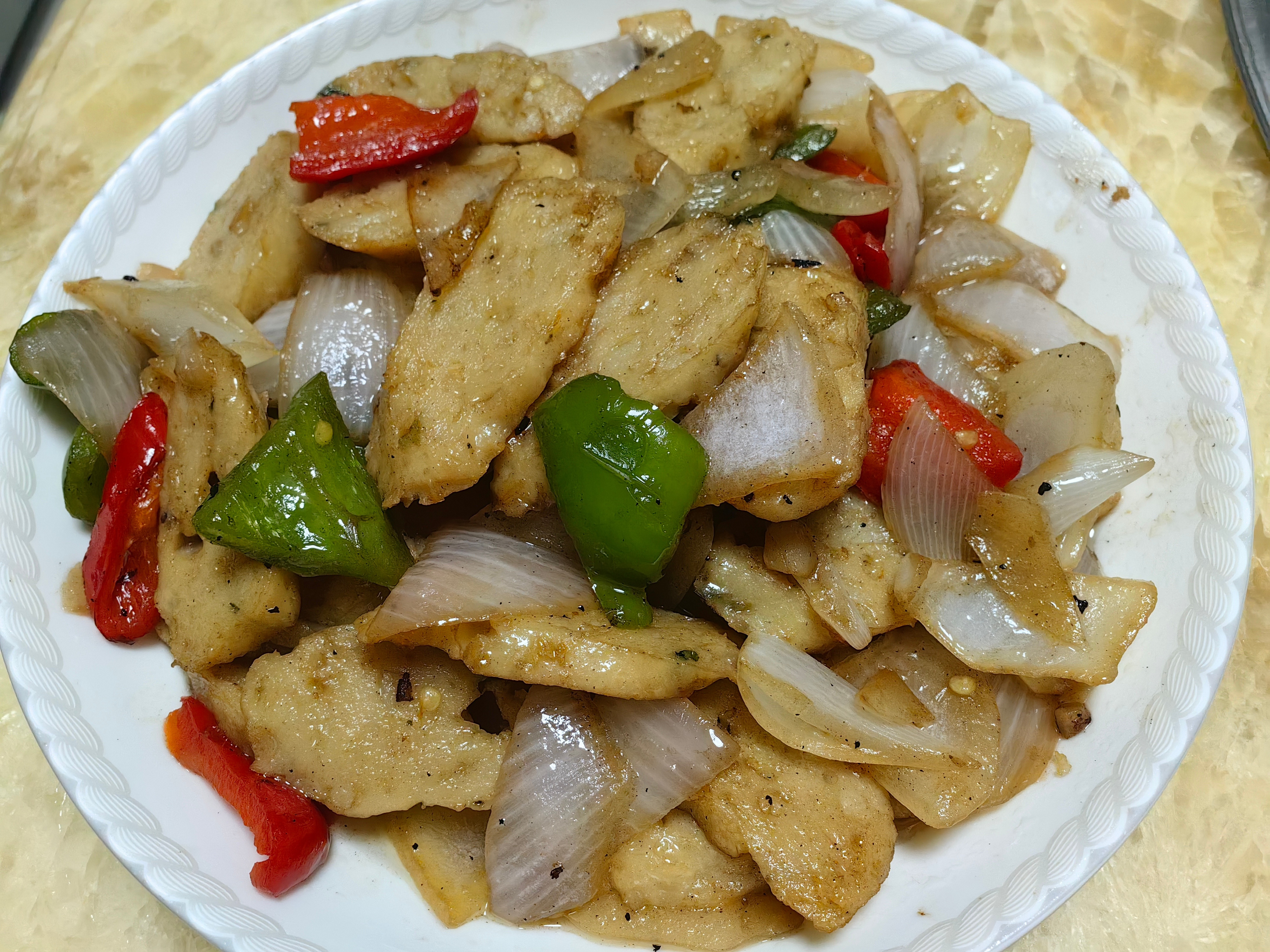家常菜鱼卷炒青红椒洋葱。炒豆芽，豆汁鱼红烧豆腐，袁小饺虾鱼籽汤。