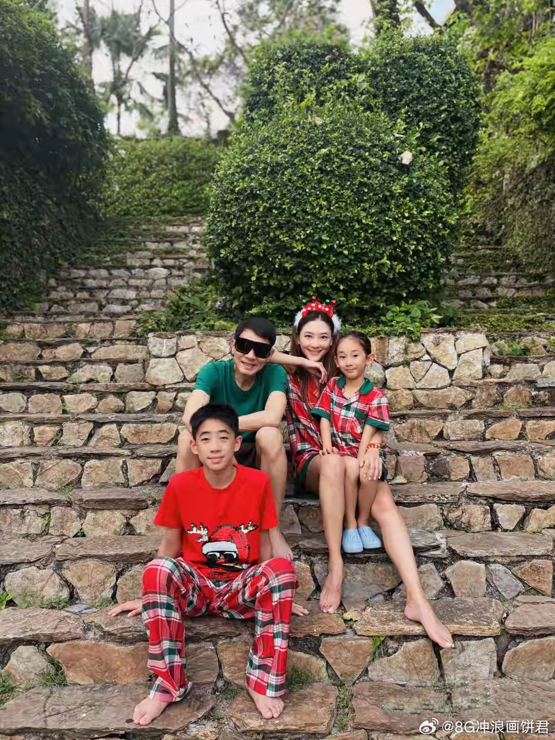 应采儿晒圣诞照，5岁儿子扎小辫被认成闺女，俩娃长得都像陈小春