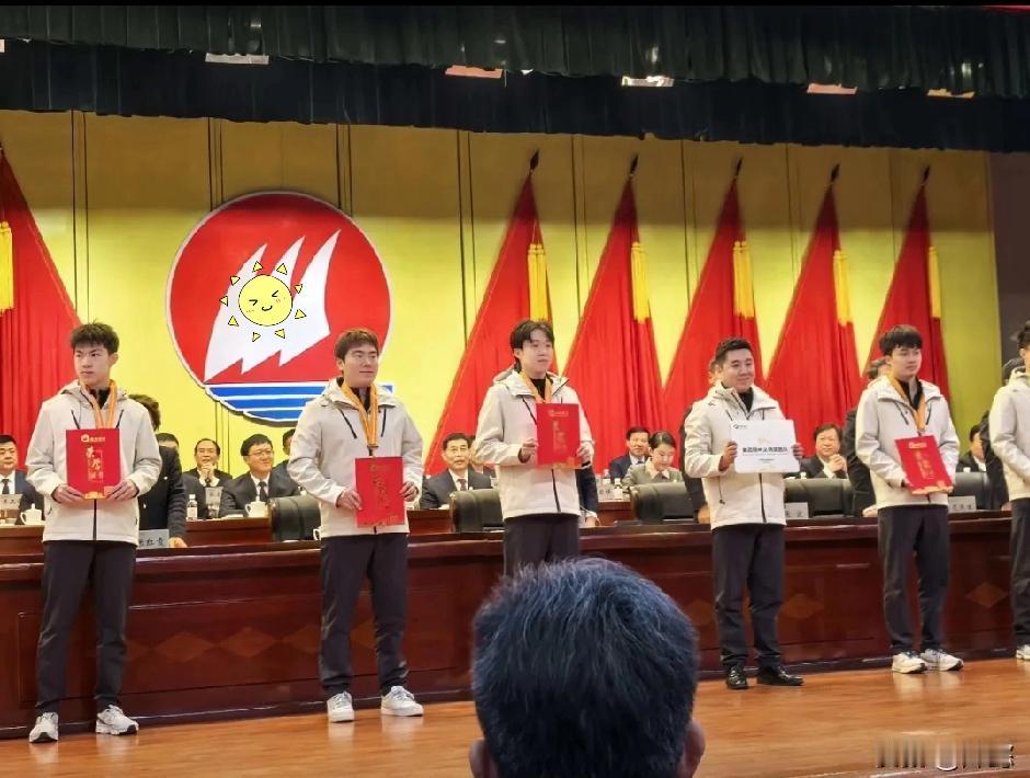 来喽来喽，颁奖喽！魏桥昨晚举办迎新年文艺演出，王楚钦、梁靖崑、林昀儒、周启豪