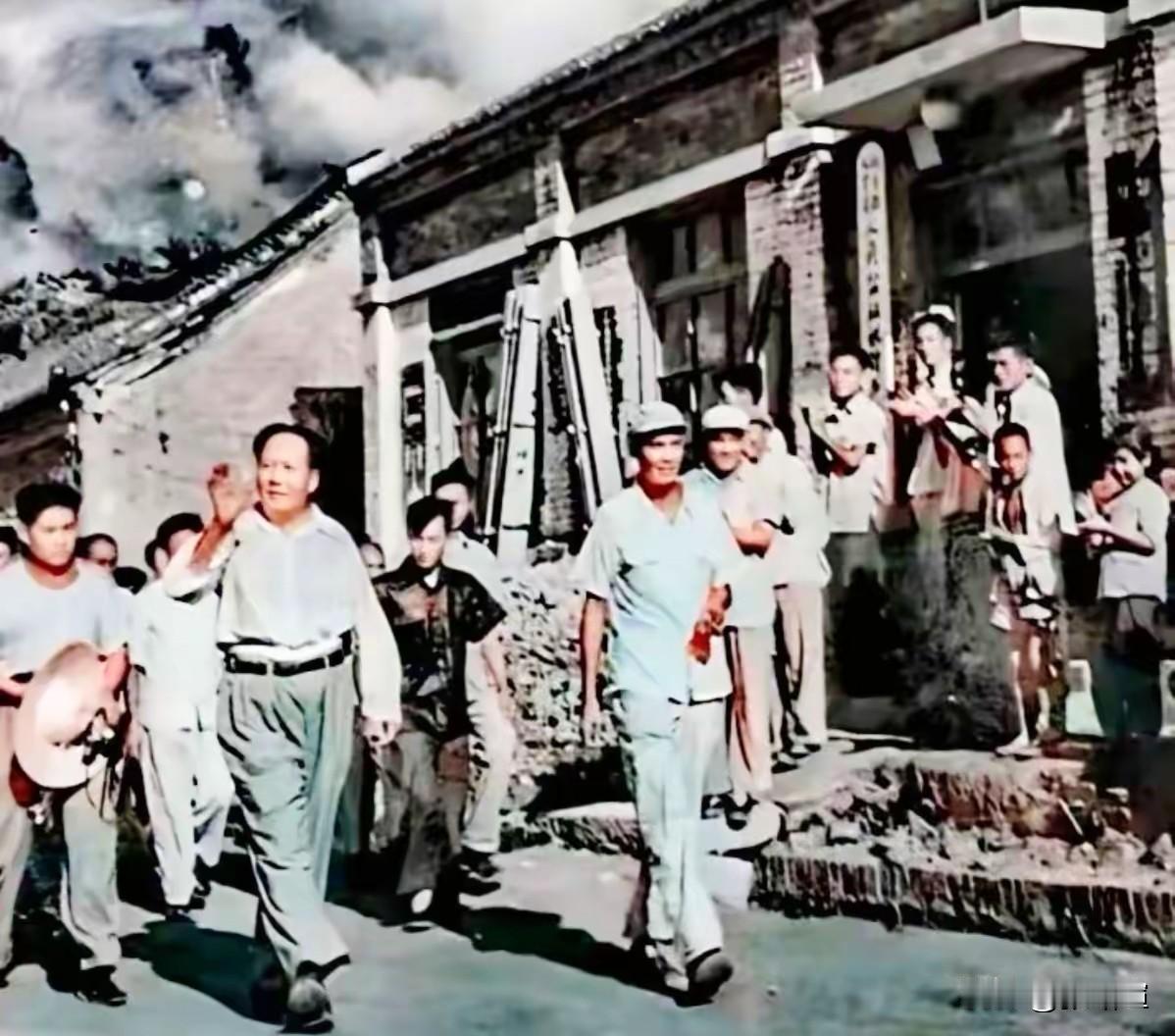 这种发自骨子里对毛主席的深切怀念，是亿万人民最真挚朴素的情感共鸣，源于他为国家民