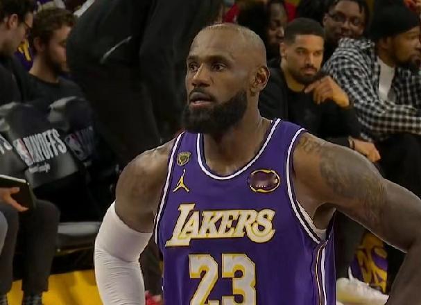 出来混迟早要还的！在湖人输给火箭G5比赛中发生极其无奈一幕:老詹最后时刻连续