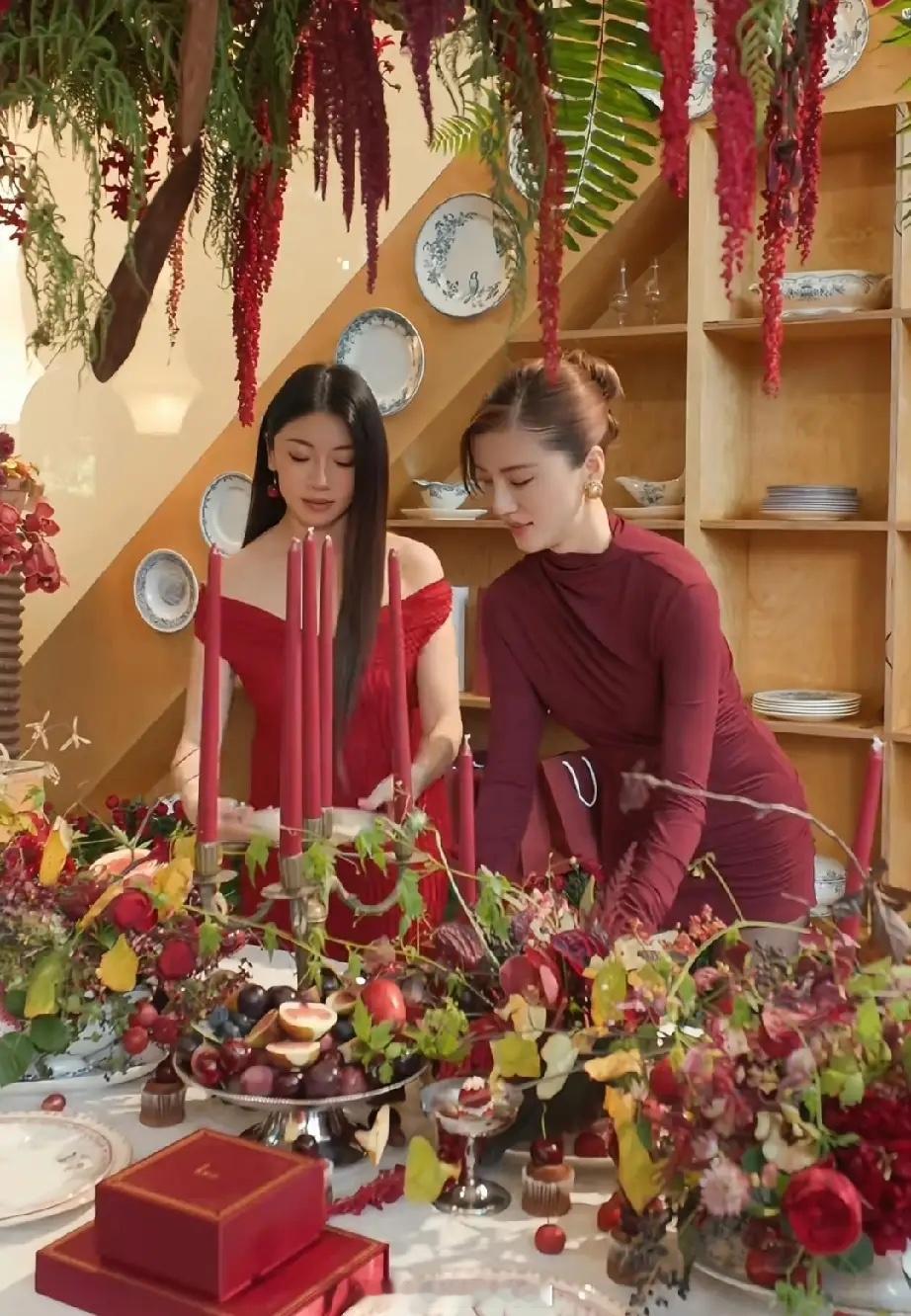 吴千语和闺蜜程晓玥合体开派对，两人请了几位好友一起，现场布置得很有圣诞氛围感。挺