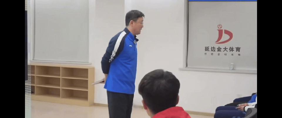 英超硬汉孙继海执掌新疆青训，竟对家长说：别让孩子踢太多比赛。健力宝少年留洋时，