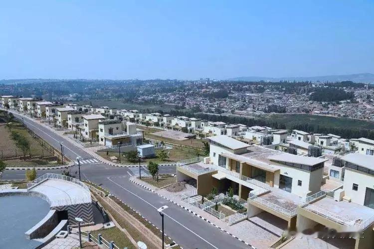 还真有这样的国家，中国下啥他干啥，连城市街道都一样，就像到了中国，这国家由于战乱