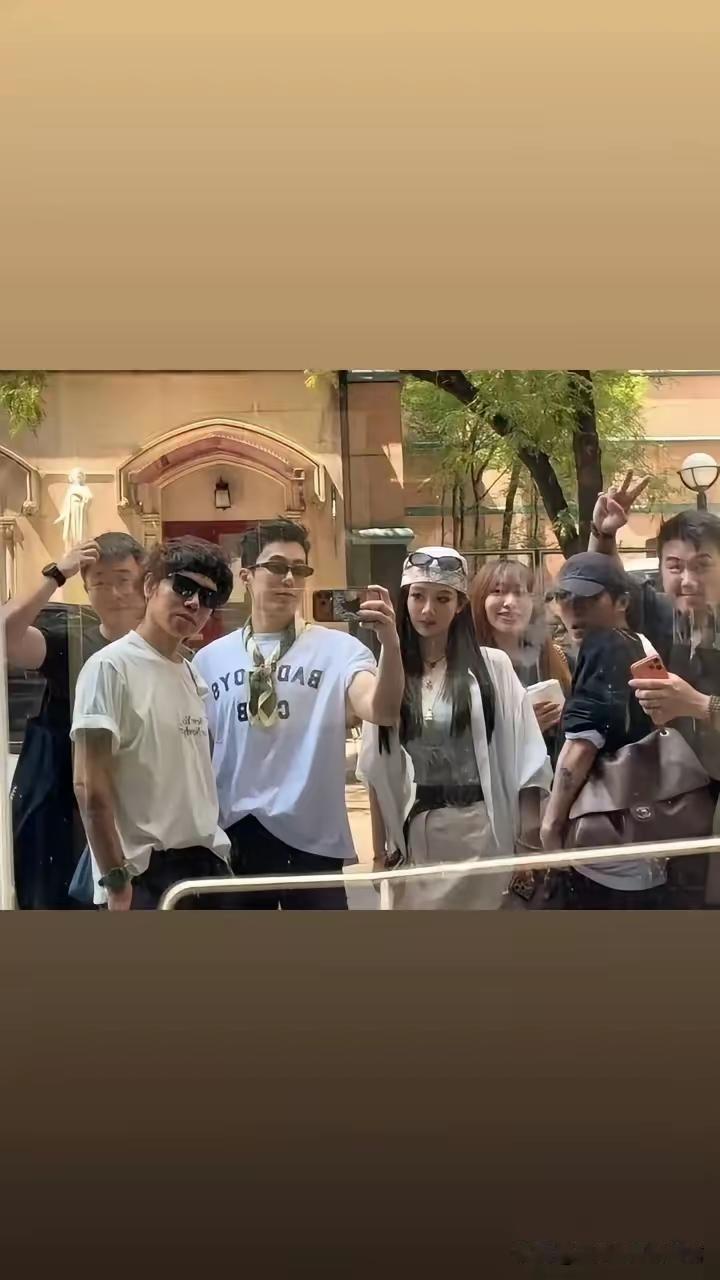 杨紫团队打卡世界杯决赛现场，杨紫的爸爸也亮相团队！这次杨紫团队登上热搜成为焦点