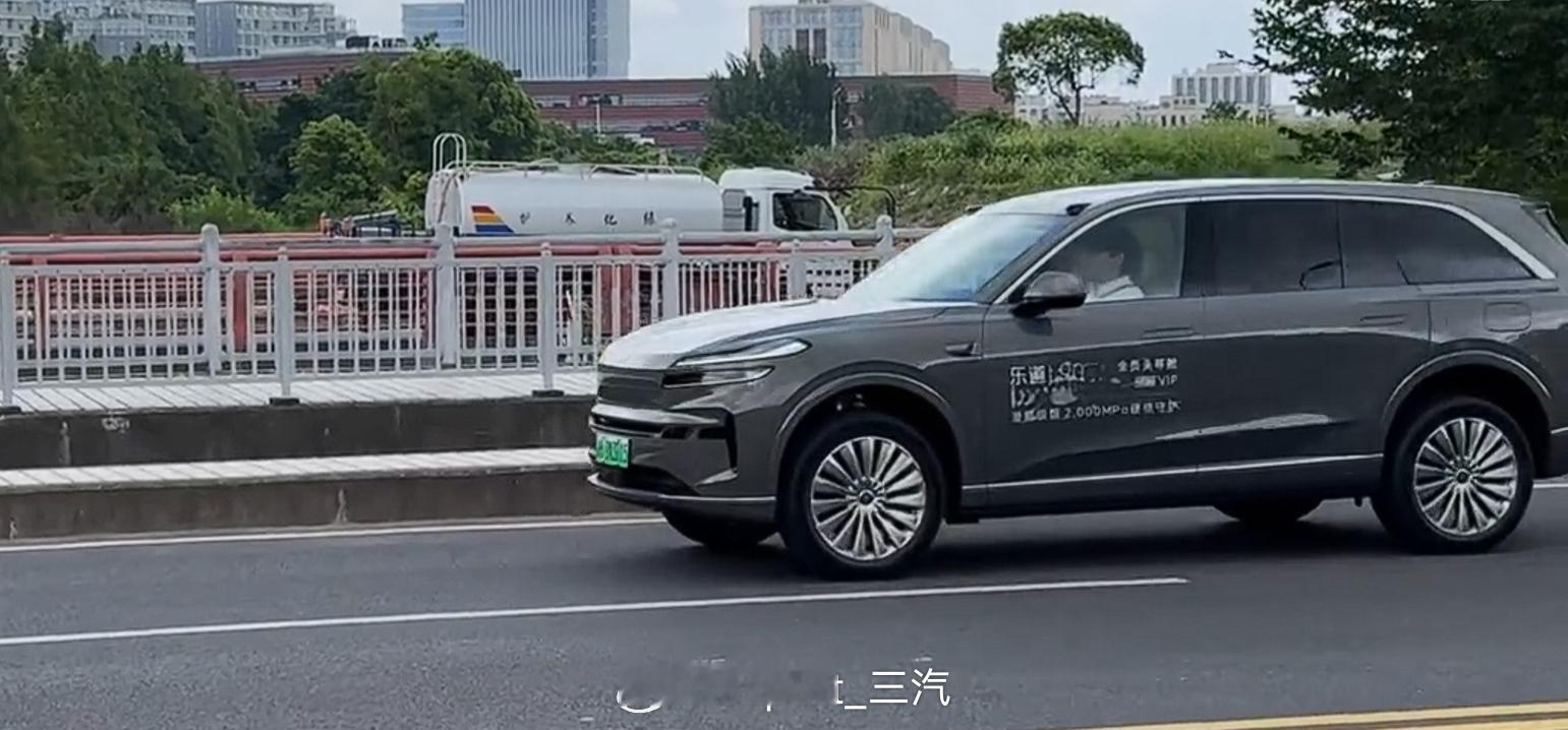 乐道L90飞坡还没交付，L90的空悬版显然已经开始使用蔚来4D领航的路况云端数